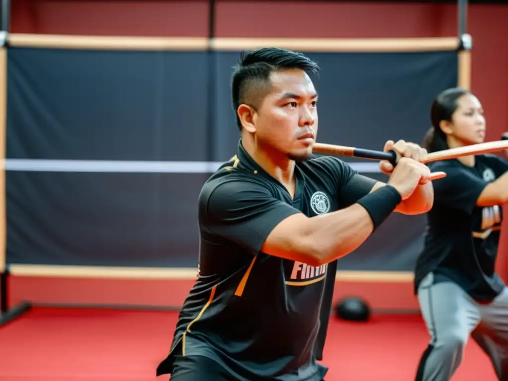 Estudiantes de artes marciales filipinas practican con determinación en un seminario online, guiados por un maestro