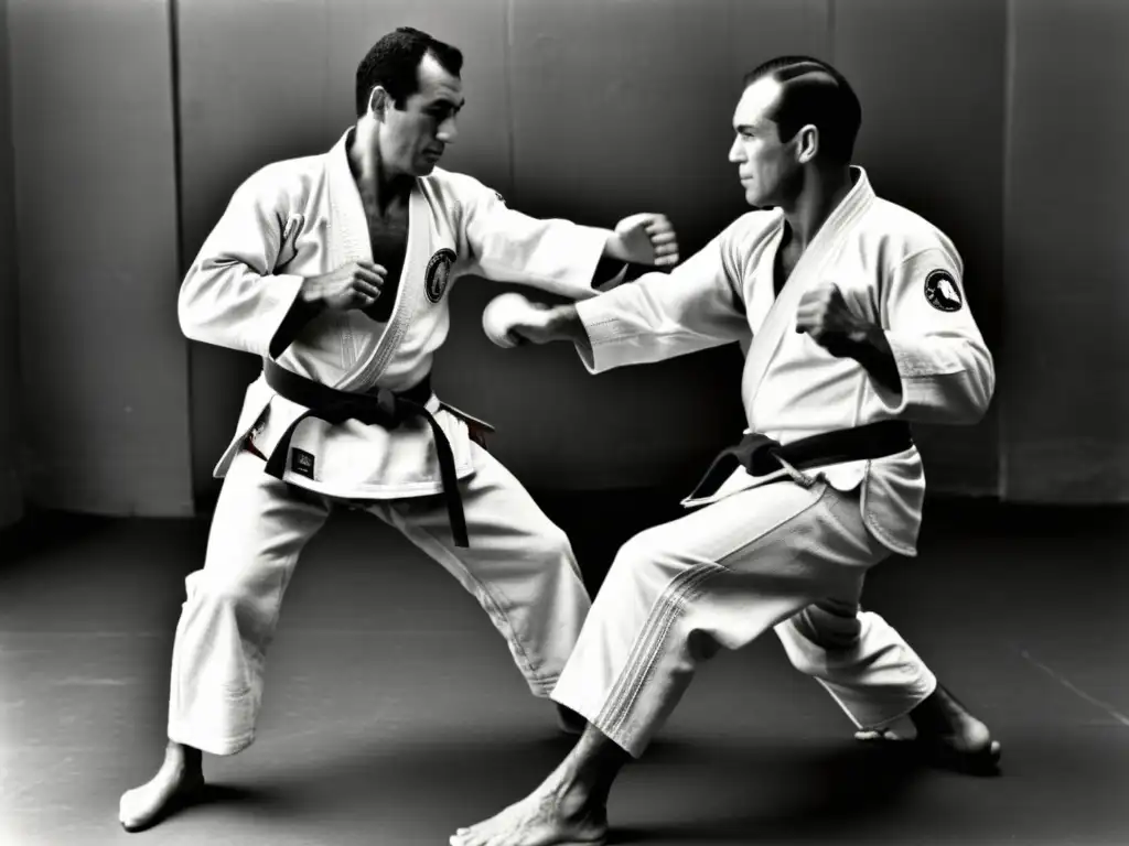 Imagen en blanco y negro de Helio Gracie y Carlos Gracie practicando JiuJitsu en los años 20, mostrando la historia y evolución del JiuJitsu Brasileño