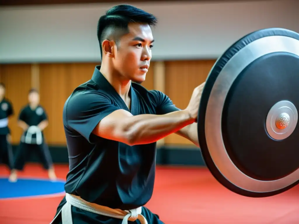 Un instructor de artes marciales muestra la técnica a estudiantes enfocados en un gimnasio espacioso