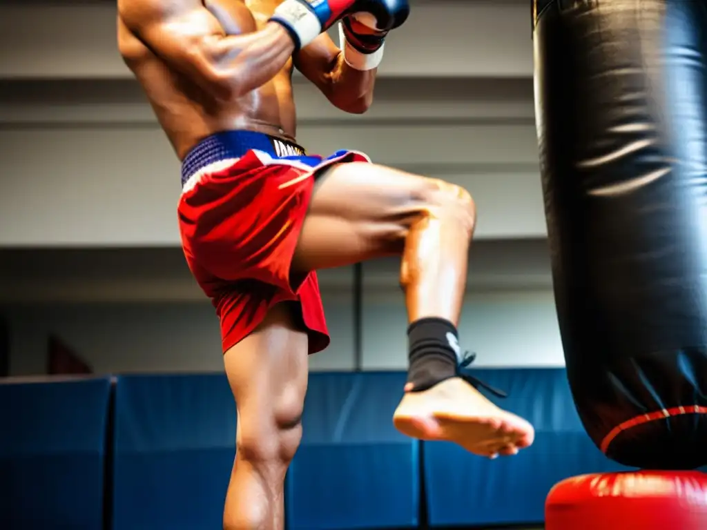 Un practicante de Muay Thai ejecuta una potente rodilla contra un saco, destacando las técnicas de golpeo con codos y rodillas